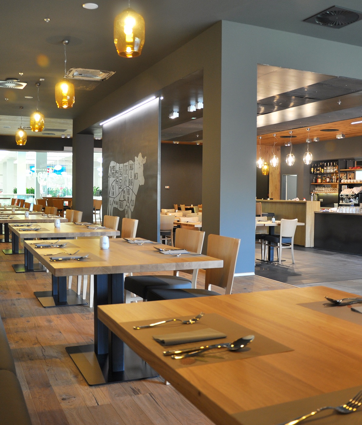 Interiér restaurace Angus s prostřenými stoly
